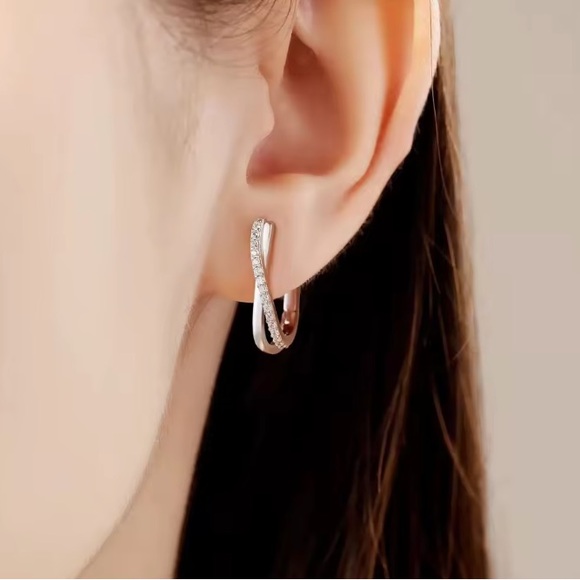 S925 Star Twisted Line Versatile Hoop Earrings. - Picture 2 of 3